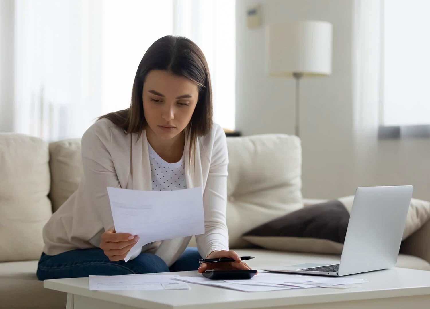 mulher-calculando-investimento