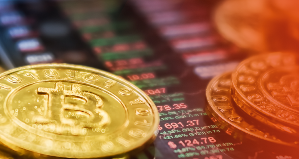 img:P2P_moedas_de_bitcoin_em_cima_de_um_grafico_de_variacao_de_cambio