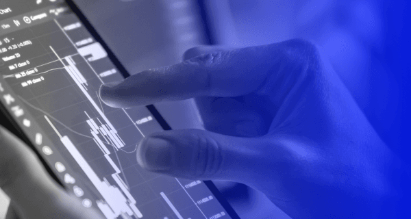 img:o-que-e-mercado-primario-mercado-secundario-renda-fixa-digital-pessoa-usando-celular-para-ver-grafico-de-variacao