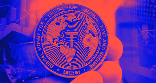 img:moeda-fisica-com-logotipo-da-cripto-sendo-segurada-por-uma-mao-imagem-em-dual-tone