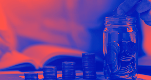 img:pessoa-colocando-moedas-em-um-vidro-em-dual-tone
